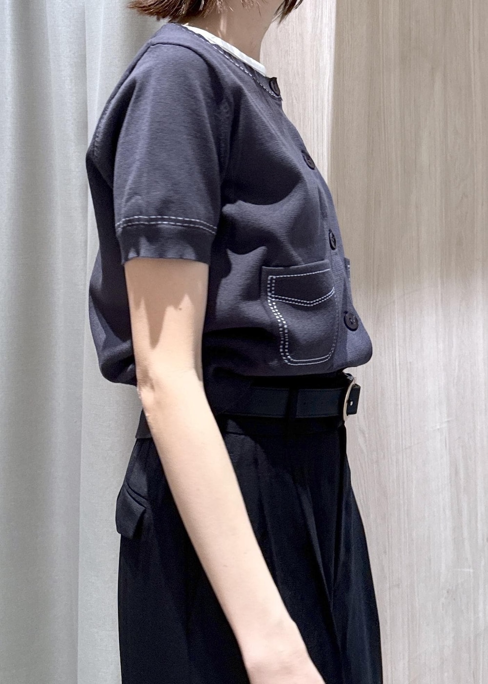 ブラウン系のトートバッグ、ブラウン系のパンプス、ブラック系のその他パンツを着用したレディースの春コーディネートの7枚目の写真