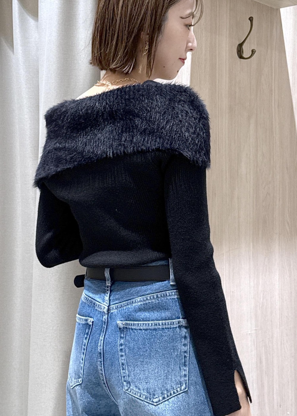 グレー系のその他アウター、ブルー系のデニムパンツ、ブラック系のニット/セーターを着用したレディースの冬コーディネートの7枚目の写真