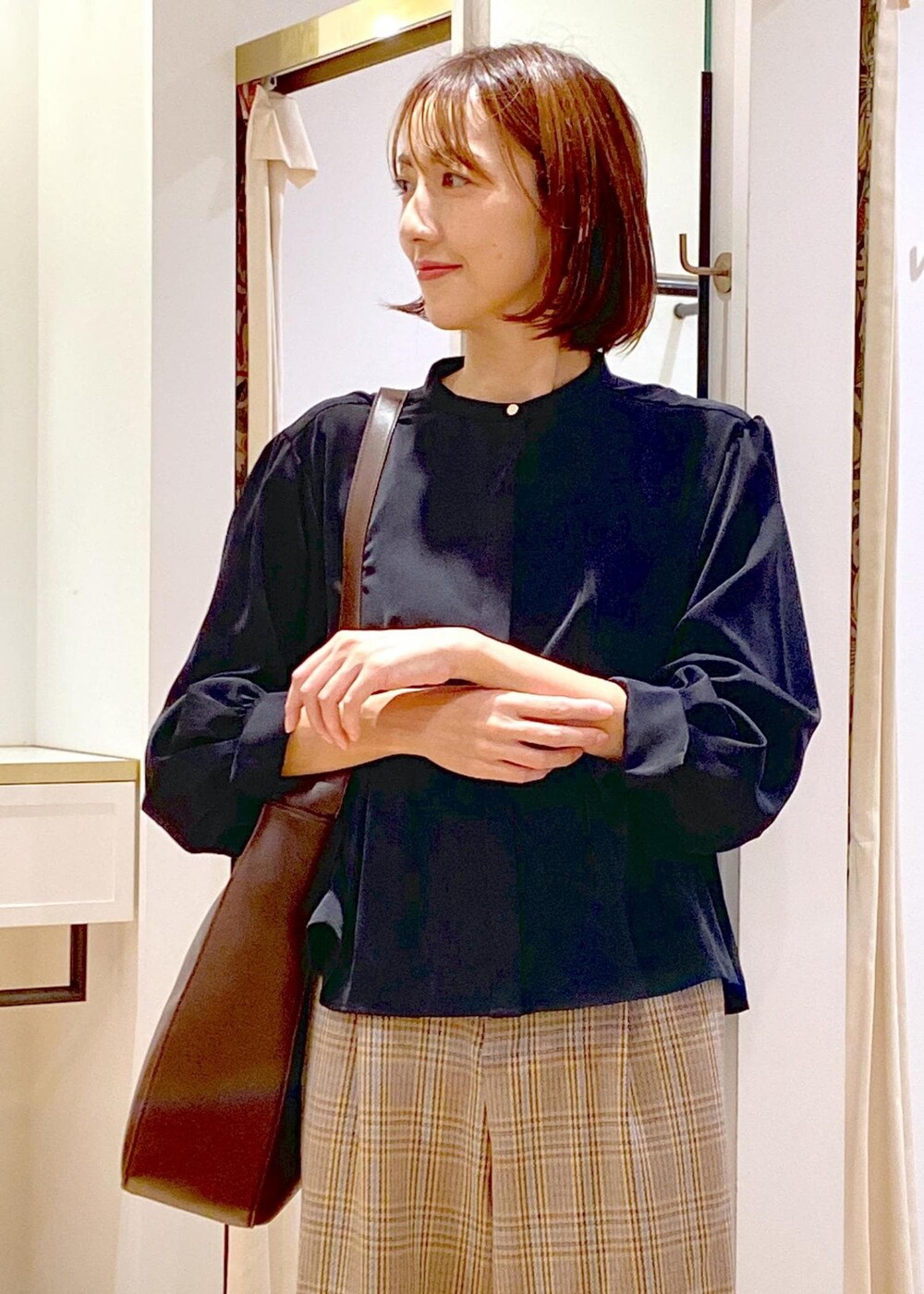 ブラック系のキャミソール、ブラック系のバレエシューズ、ブラック系のシャツ/ブラウスを着用したレディースの秋コーディネートの8枚目の写真