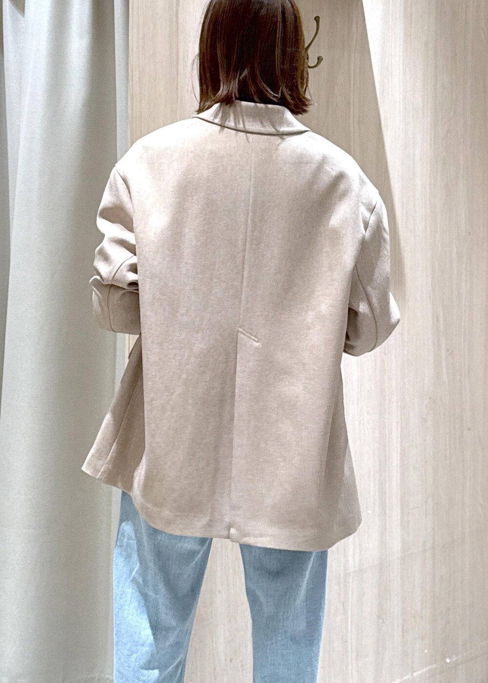 ブラック系のショルダーバッグ、ブルー系のデニムパンツ、イエロー系のテーラードジャケットを着用したレディースの春コーディネートの8枚目の写真