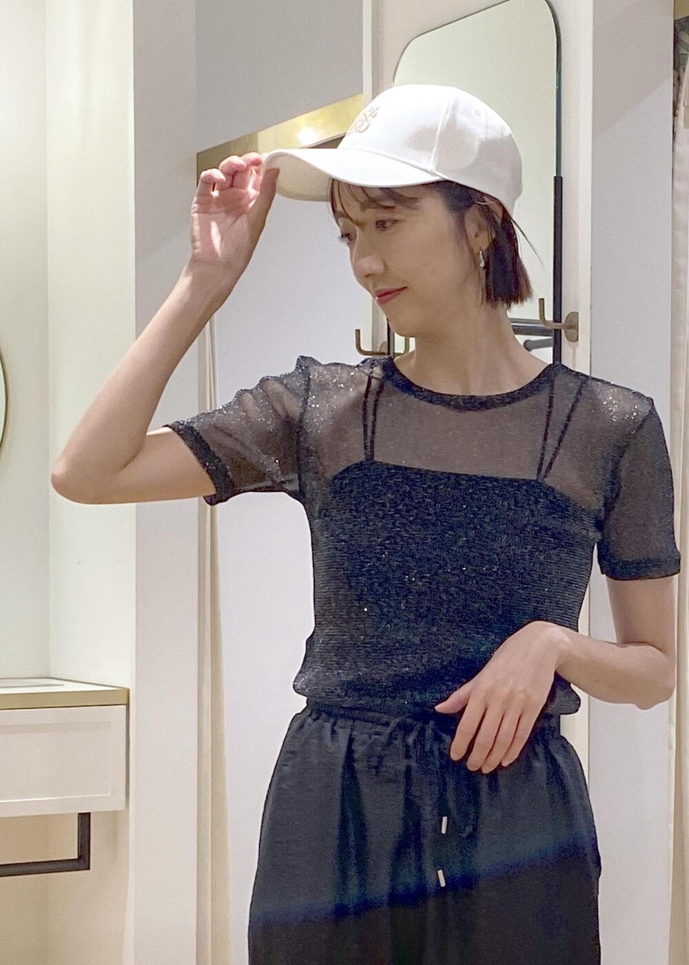 ブラック系のサンダル、シルバー系のショルダーバッグ、ブラック系のキャミソールを着用したレディースの夏コーディネートの7枚目の写真