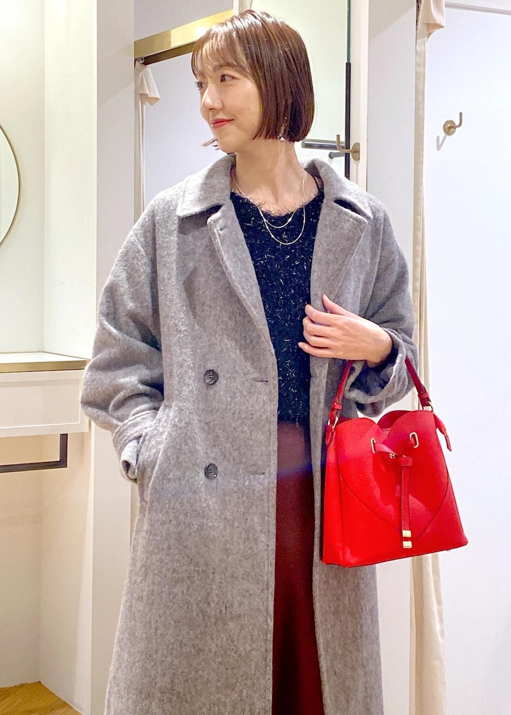 「お出かけ、大人女子、キレイめシンプル、キレイめコーデ、黒ニット、ラメニット、ニットコーデ、高身長コーディネート、アラフォー、アラフォーママ、初冬コーデ、冬コーデ、お仕事コーデ、デートコーデ、お出かけコーデ」｜「Juzeのストレッチヒールショートブーツ（ブーツ、ホワイト系）」を使った、eric08さん（レディース・166cm）の冬コーディネートの4枚目の写真