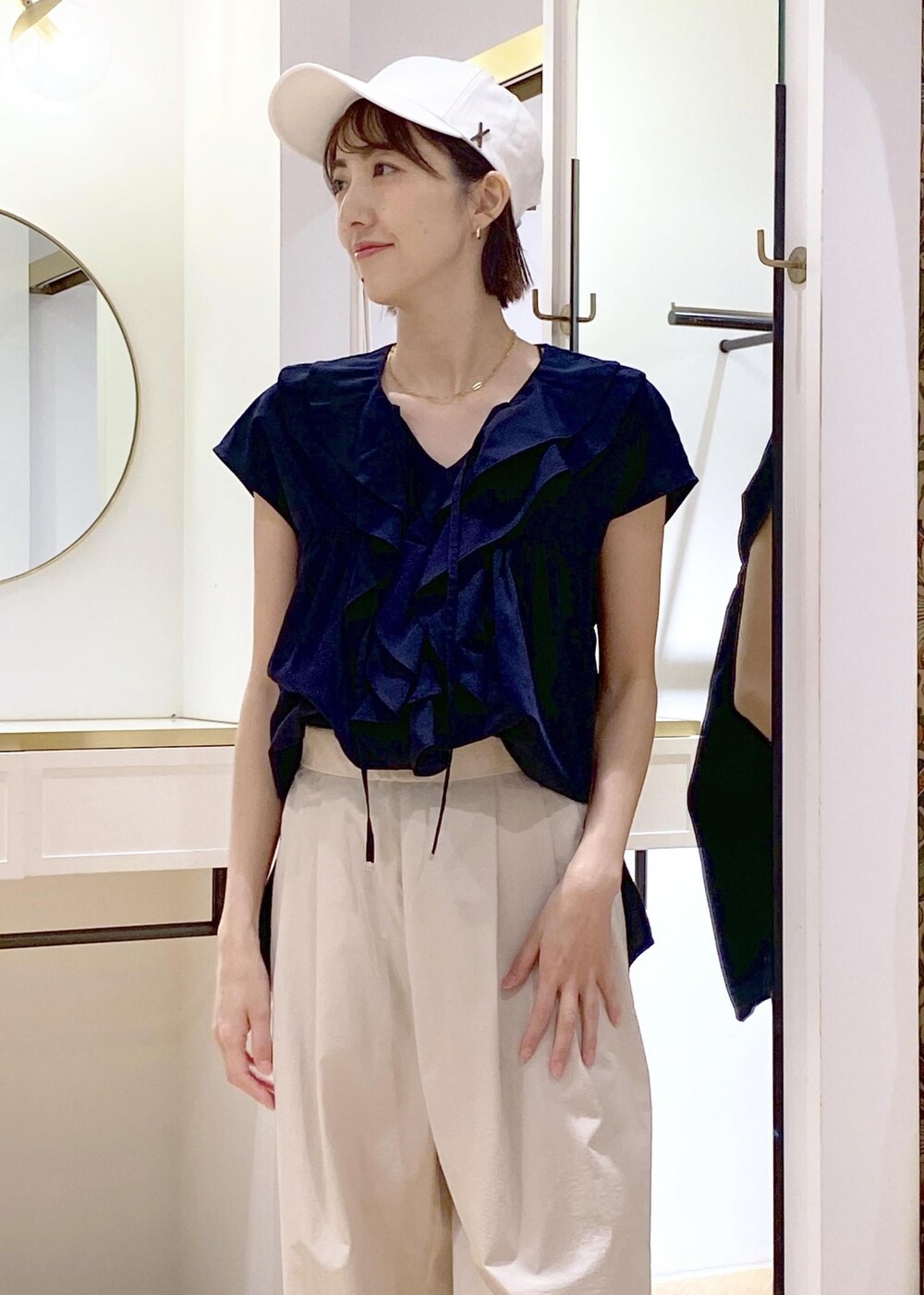 ブラック系のショルダーバッグ、ブラック系のサンダル、ブラック系のキャミソールを着用したレディースの春コーディネートの4枚目の写真