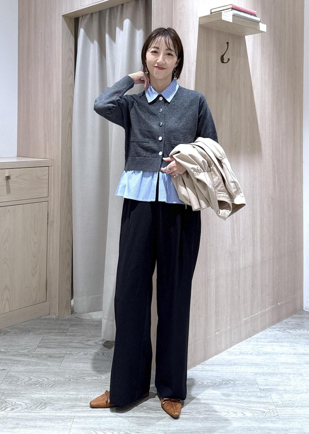 ブラック系のショルダーバッグ、イエロー系のパンプス、ベージュ系のブルゾンを着用したレディースの秋コーディネートの8枚目の写真