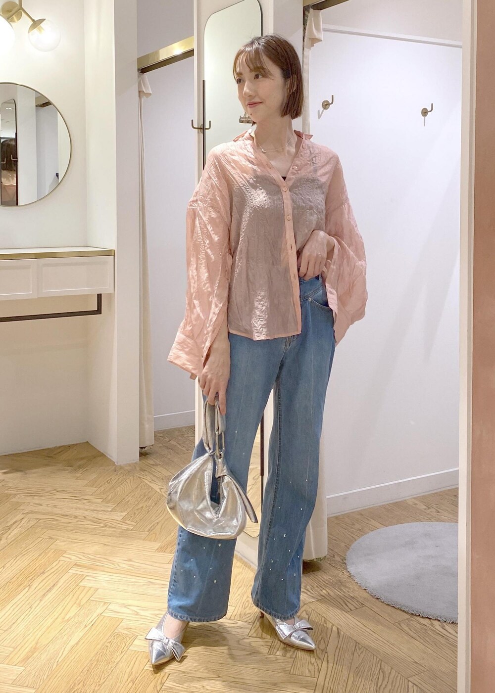 シルバー系のパンプス、ブラック系のキャミソール、シルバー系のハンドバッグを着用したレディースの夏コーディネートの8枚目の写真