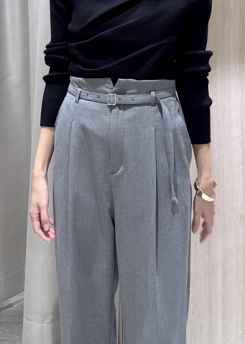 ブラック系のトートバッグ、グレー系のその他パンツ、ブラック系のニット/セーターを着用したレディースの冬コーディネートの8枚目の写真