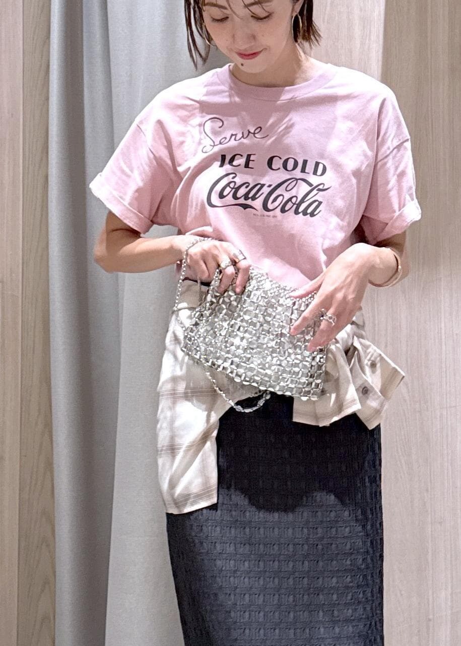 シルバー系のハンドバッグ、ベージュ系のシャツ/ブラウス、グレー系のスカートを着用したレディースの夏コーディネートの7枚目の写真