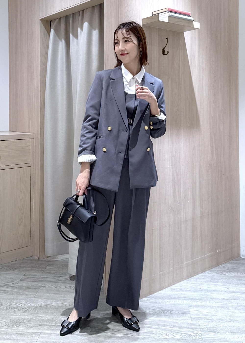 ブラック系のパンプス、グレー系のシャツ/ブラウス、グレー系のその他パンツを着用したレディースの冬コーディネートの2枚目の写真