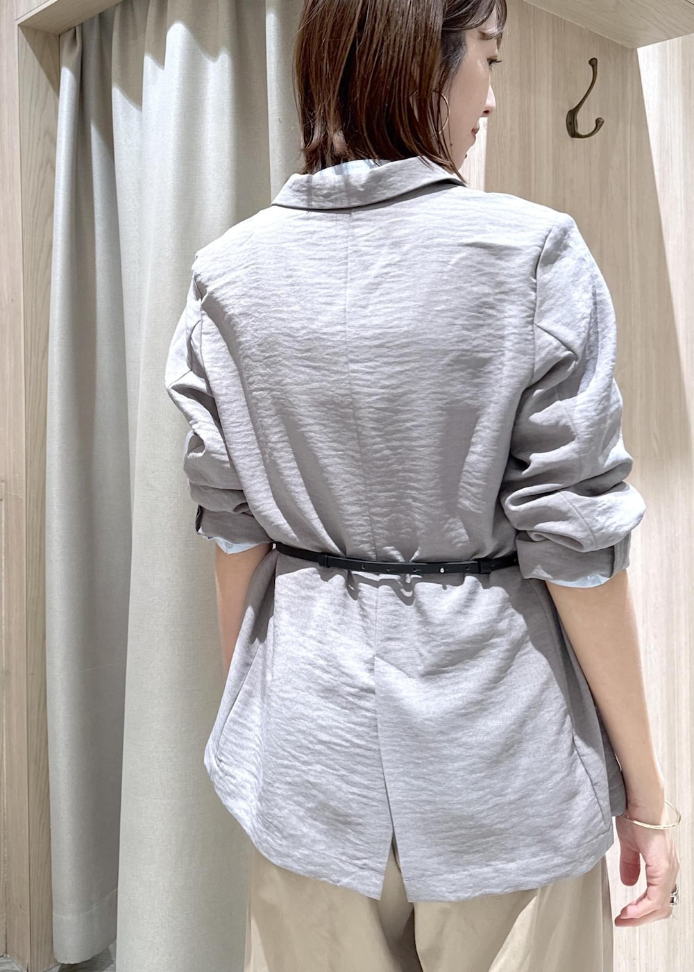 ブラック系のショルダーバッグ、ブラック系のパンプス、ベージュ系のその他パンツを着用したレディースの春コーディネートの8枚目の写真