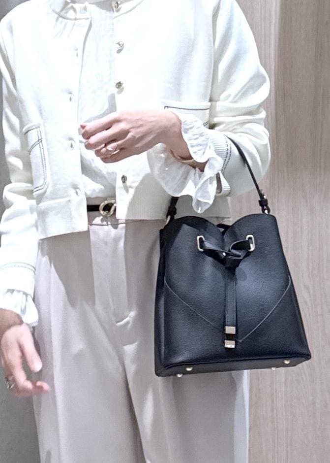 ブラック系のショルダーバッグ、ホワイト系のシャツ/ブラウス、ベージュ系のその他パンツを着用したレディースの冬コーディネートの5枚目の写真