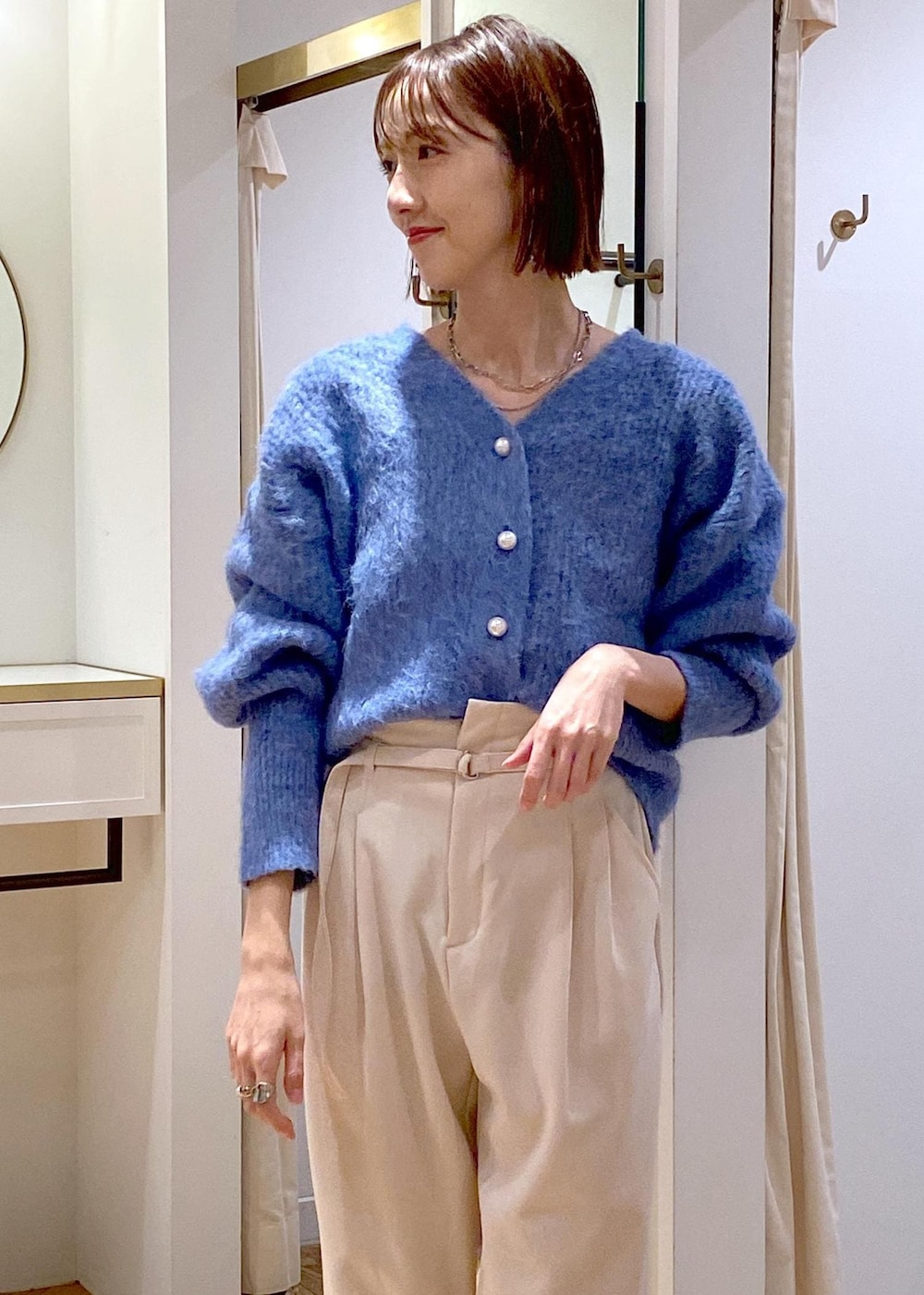 グレー系のショルダーバッグ、ブラック系のパンプス、ベージュ系のその他パンツを着用したレディースの冬コーディネートの6枚目の写真