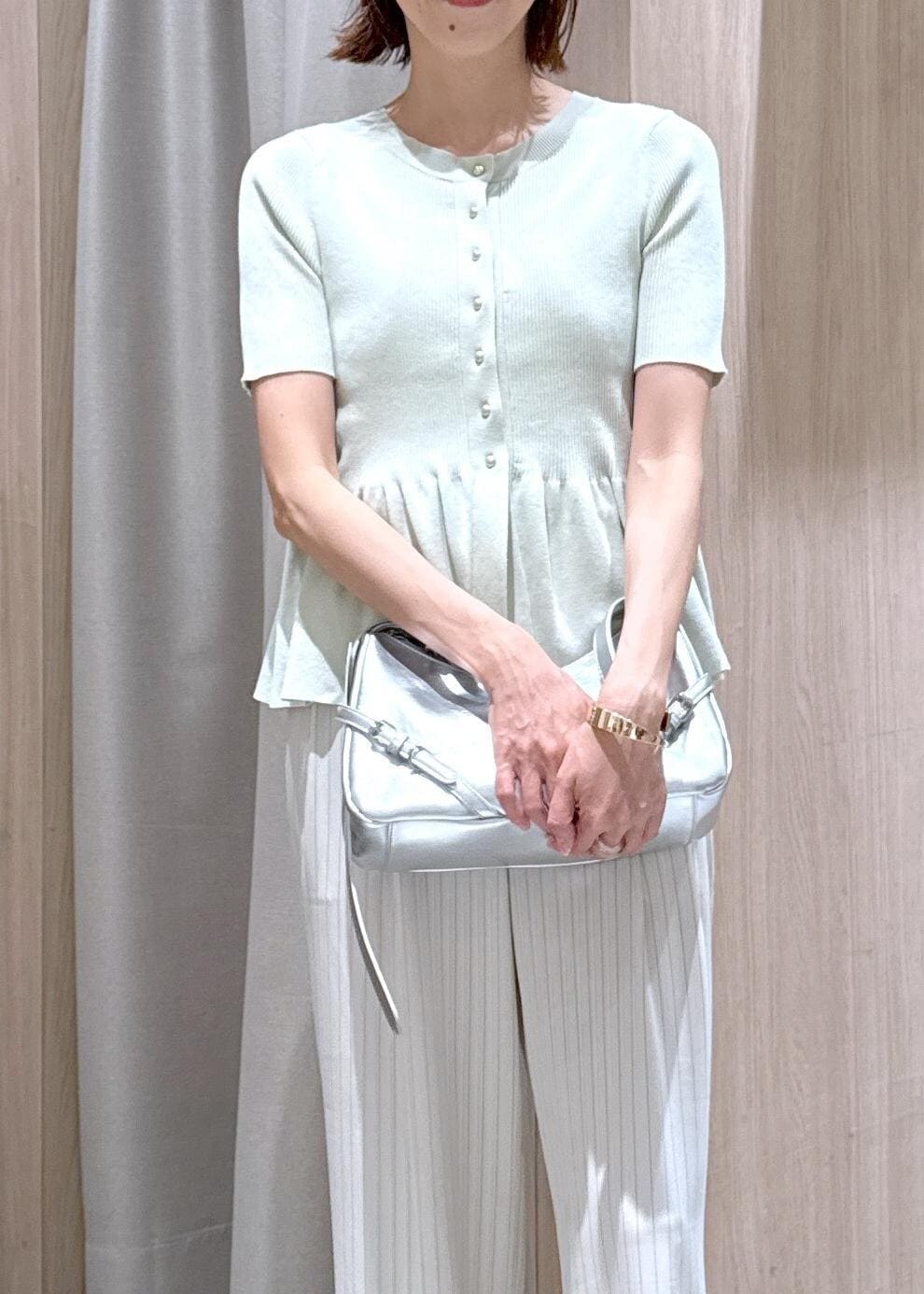 シルバー系のパンプス、グリーン系のカーディガン/ボレロ、ホワイト系のその他パンツを着用したレディースの夏コーディネートの6枚目の写真