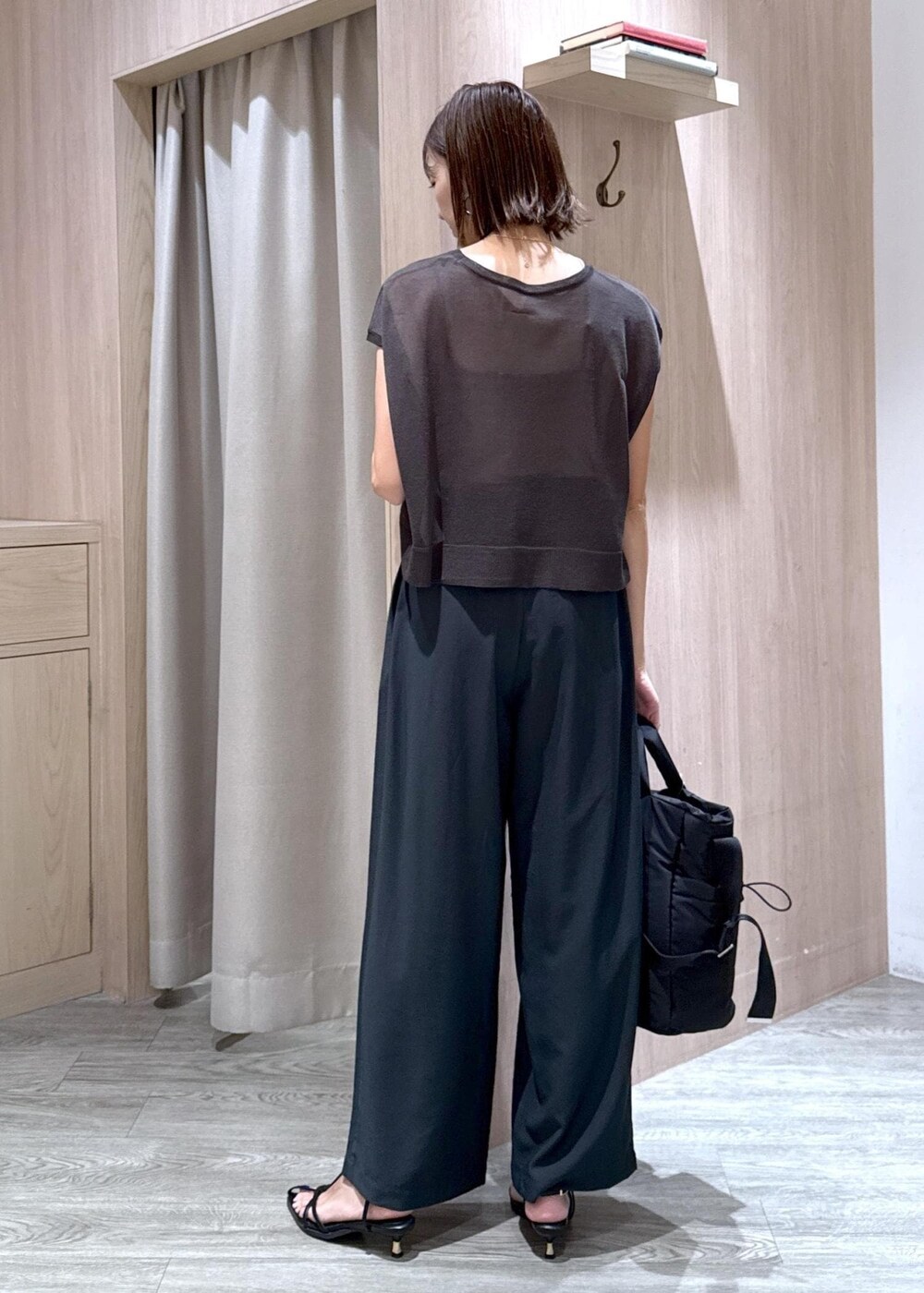 ブラック系のキャミソール、ブラック系のサンダル、グレー系のニット/セーターを着用したレディースの夏コーディネートの4枚目の写真