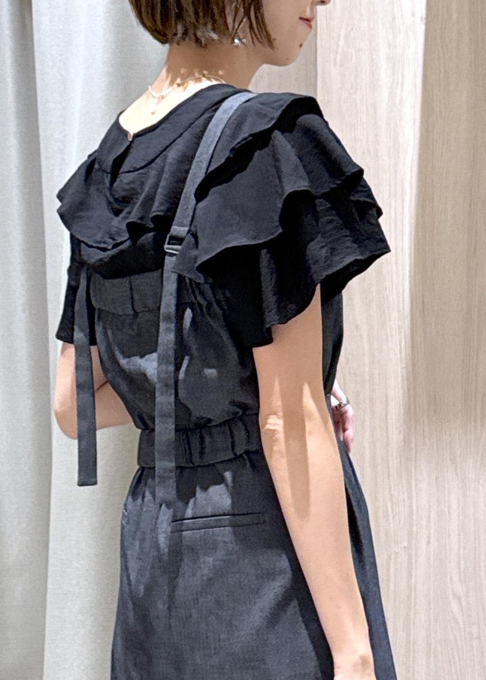 ホワイト系のサンダル、ブラック系のシャツ/ブラウス、シルバー系のハンドバッグを着用したレディースの夏コーディネートの8枚目の写真