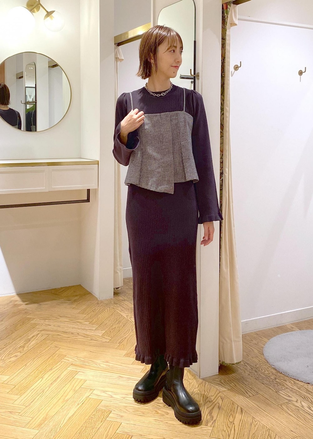 ブラック系のショルダーバッグ、ブラック系のブーツ、ベージュ系のテーラードジャケットを着用したレディースの秋コーディネートの6枚目の写真