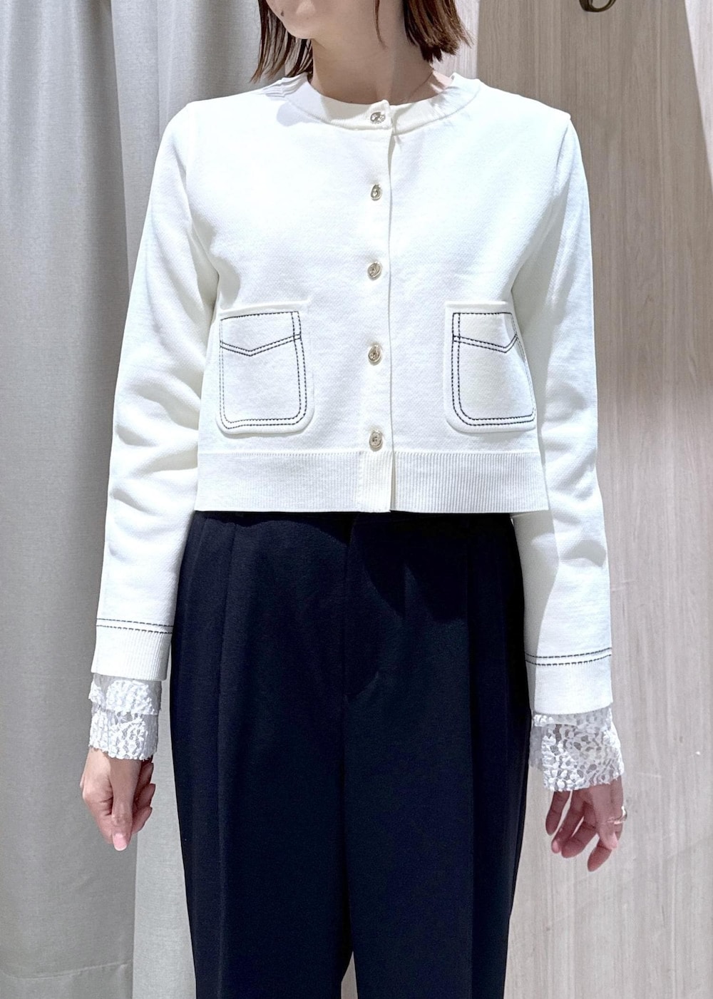 ブラック系のトートバッグ、ブルー系のその他パンツ、ブラック系のローファーを着用したレディースの冬コーディネートの7枚目の写真