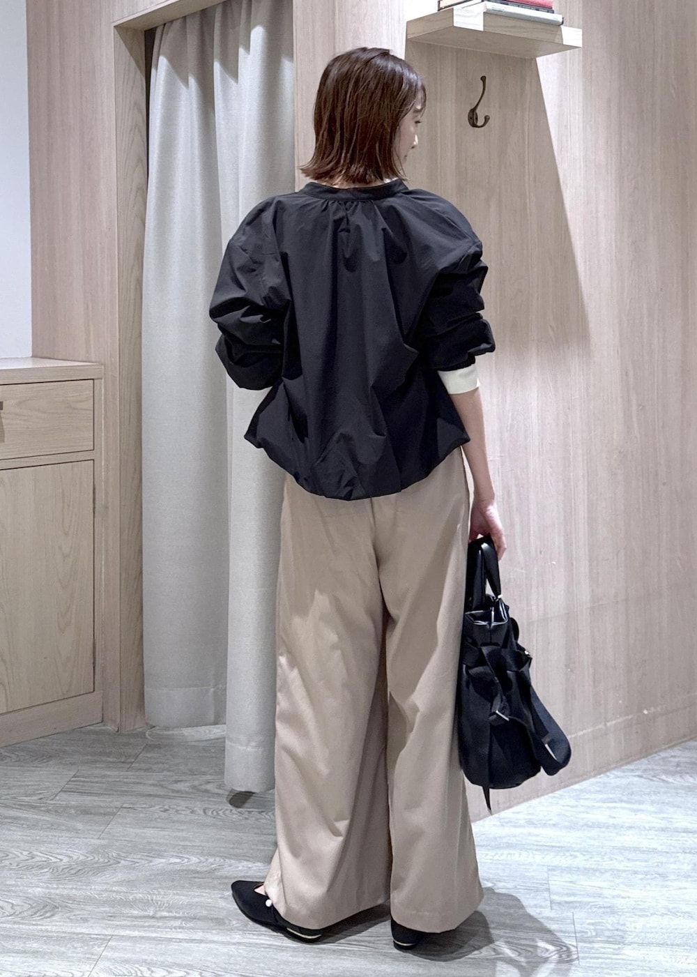 ブラック系のパンプス、ブラック系のトートバッグ、ベージュ系のその他パンツを着用したレディースの冬コーディネートの4枚目の写真