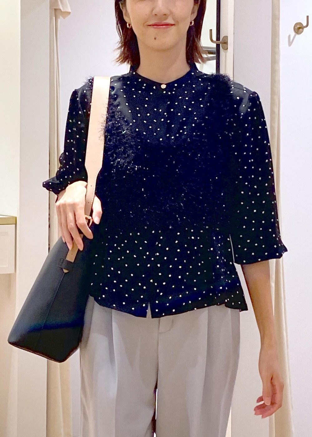 ブラック系のショルダーバッグ、ブラック系のバレエシューズ、ブラック系のキャミソールを着用したレディースの秋コーディネートの5枚目の写真