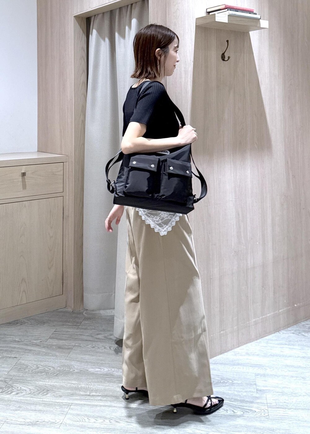 ベージュ系のその他パンツ、ブラック系のカーディガン/ボレロ、ブラック系のショルダーバッグを着用したレディースの春コーディネートの3枚目の写真