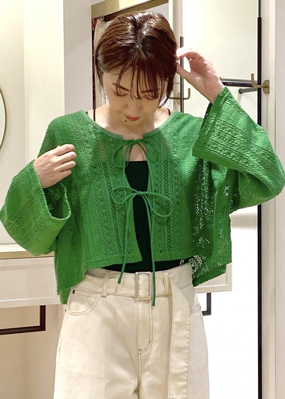 ブラック系のサンダル、ブラック系のキャミソール、ホワイト系のハンドバッグを着用したレディースの夏コーディネートの5枚目の写真