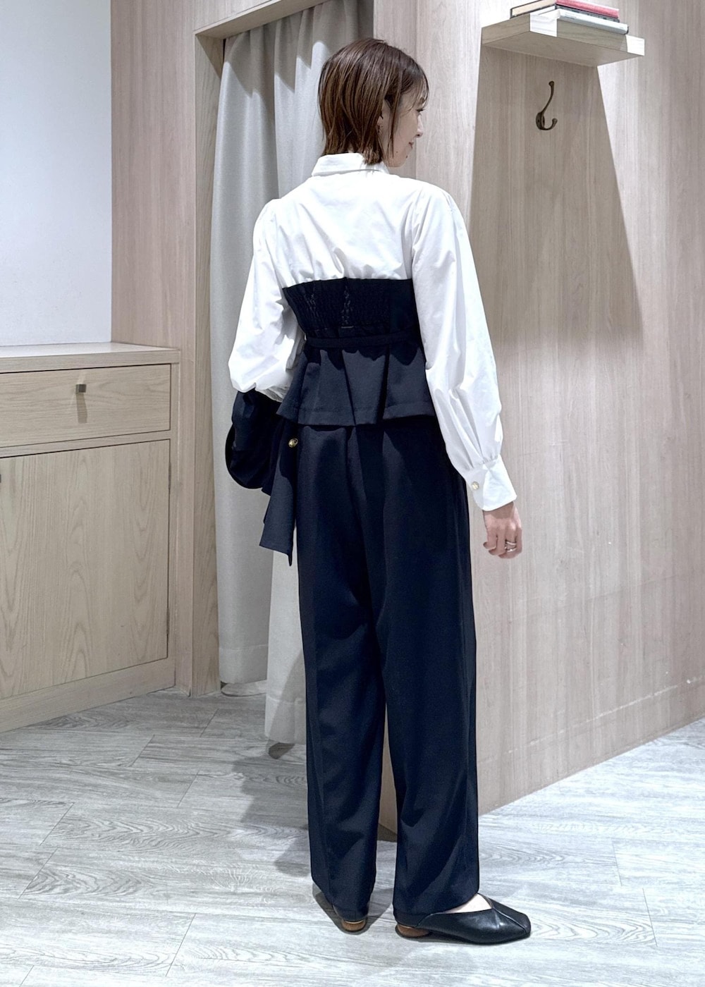 ブルー系のテーラードジャケット、ブルー系のその他パンツ、ブルー系のシャツ/ブラウスを着用したレディースの冬コーディネートの6枚目の写真