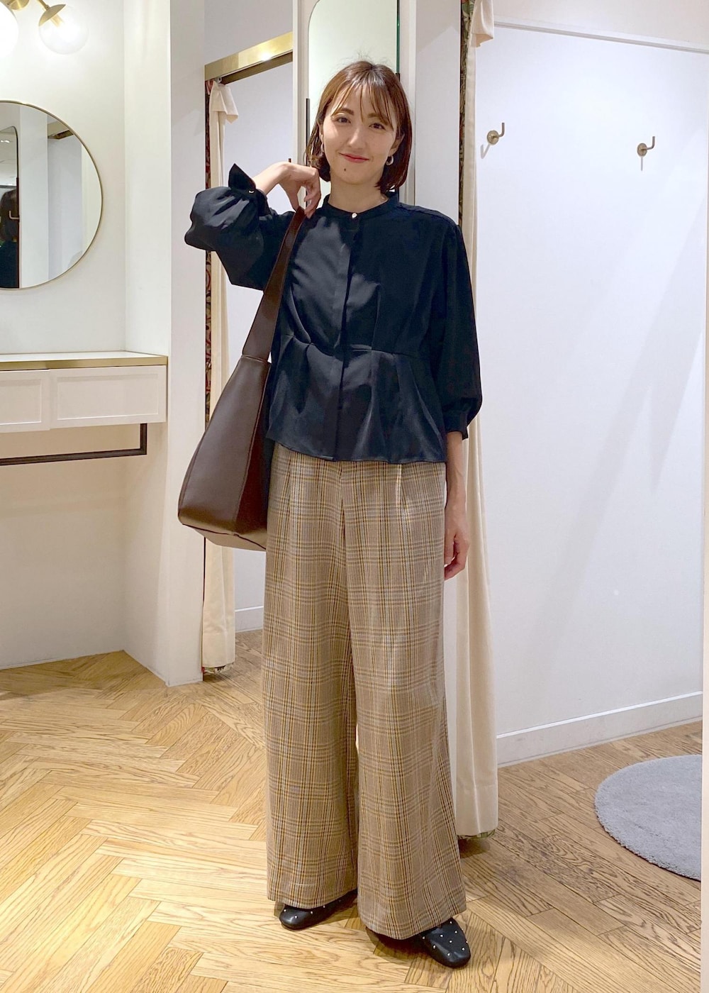 ブラック系のキャミソール、ブラック系のバレエシューズ、ブラック系のシャツ/ブラウスを着用したレディースの秋コーディネートの2枚目の写真