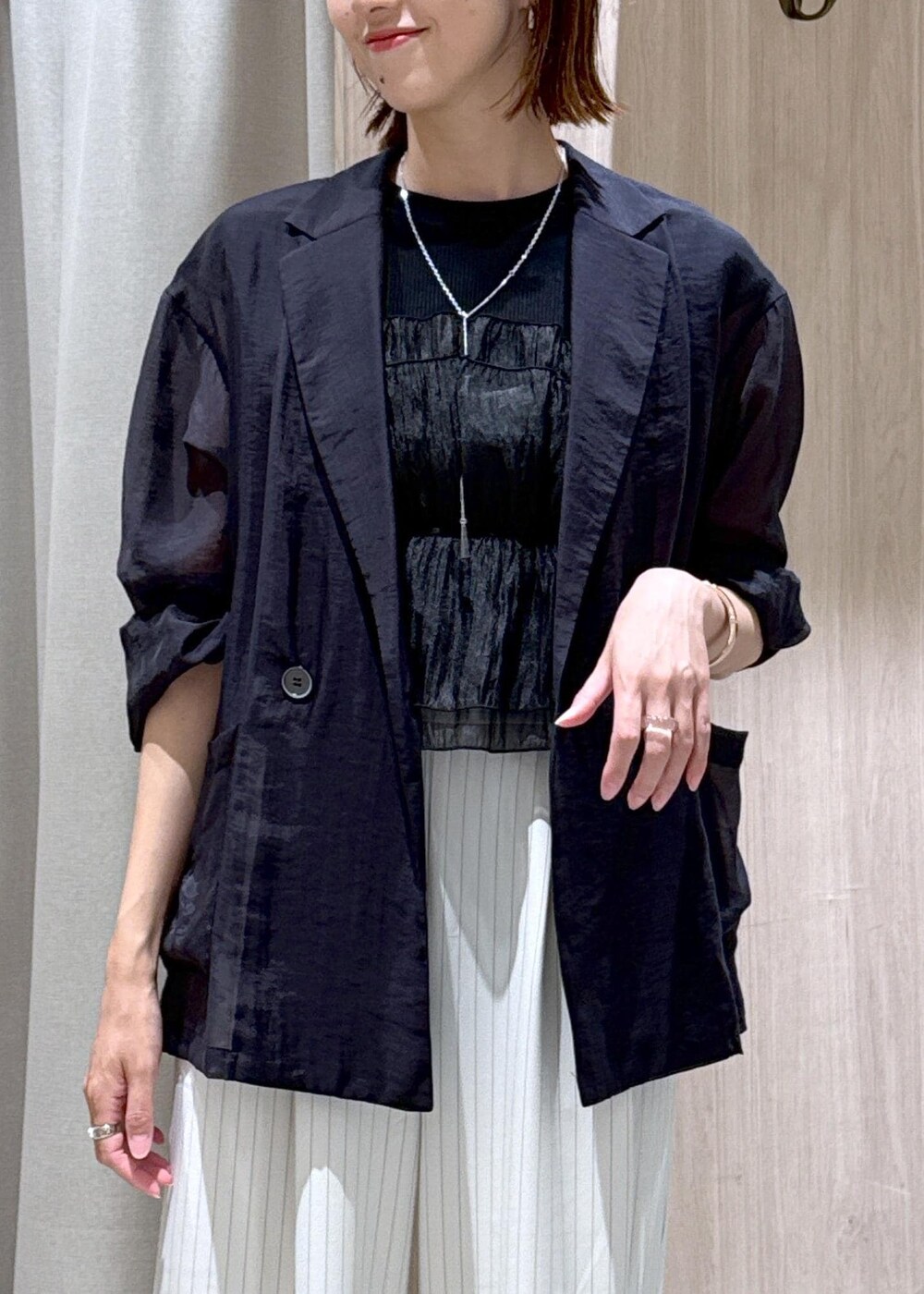 グレー系のショルダーバッグ、シルバー系のパンプス、ブラック系のTシャツ/カットソーを着用したレディースの夏コーディネートの6枚目の写真