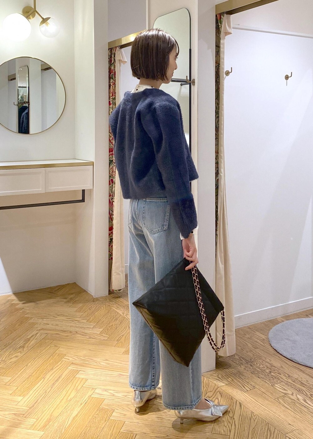 シルバー系のパンプス、ベージュ系のシャツ/ブラウス、ブルー系のカーディガン/ボレロを着用したレディースの冬コーディネートの4枚目の写真