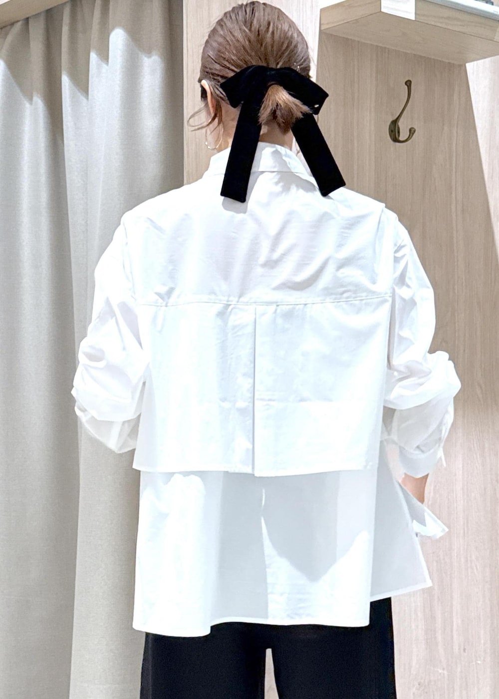 ブラック系のショルダーバッグ、ブラック系のパンプス、ブラック系のテーラードジャケットを着用したレディースの夏コーディネートの10枚目の写真