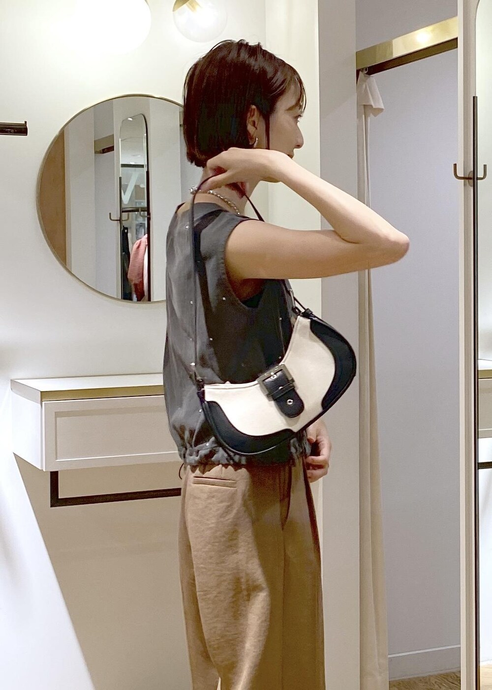 ブラック系のキャミソール、ブラック系のサンダル、ブラック系のショルダーバッグを着用したレディースの夏コーディネートの4枚目の写真