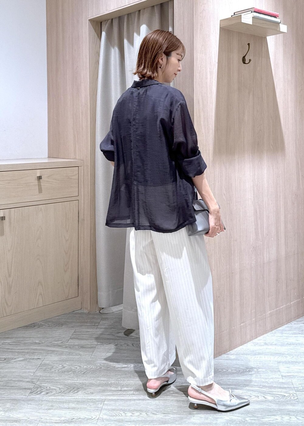 グレー系のショルダーバッグ、シルバー系のパンプス、ブラック系のTシャツ/カットソーを着用したレディースの夏コーディネートの3枚目の写真