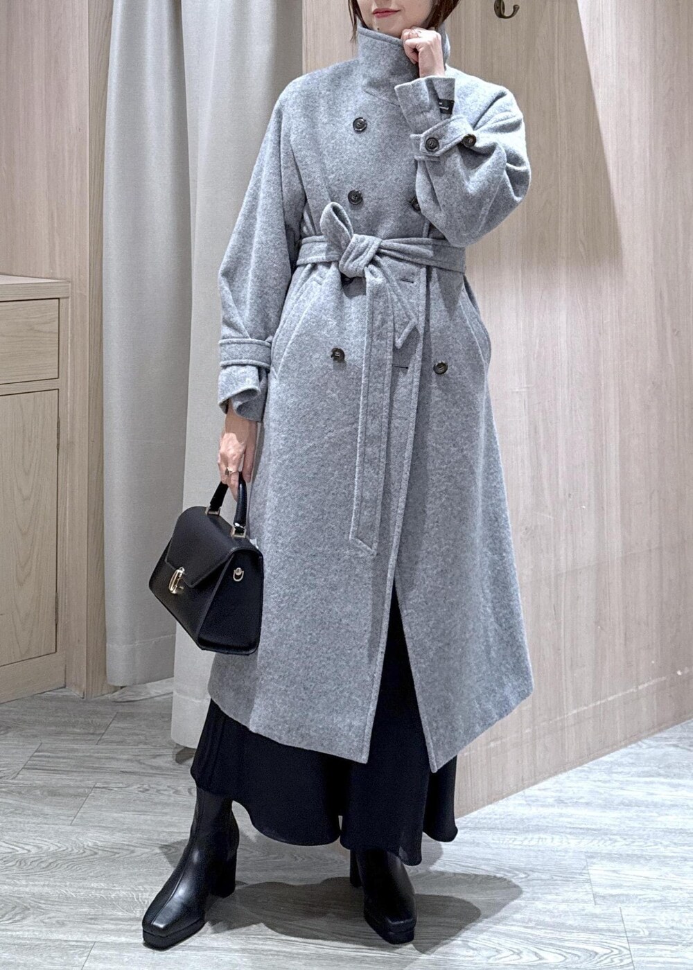 グレー系のカーディガン/ボレロ、グレー系のその他アウター、ブラック系のブーツを着用したレディースの秋コーディネートの7枚目の写真