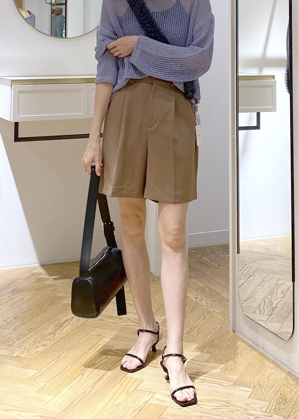 ブラック系のキャミソール、ブラック系のショルダーバッグ、ブラック系のサンダルを着用したレディースの夏コーディネートの6枚目の写真