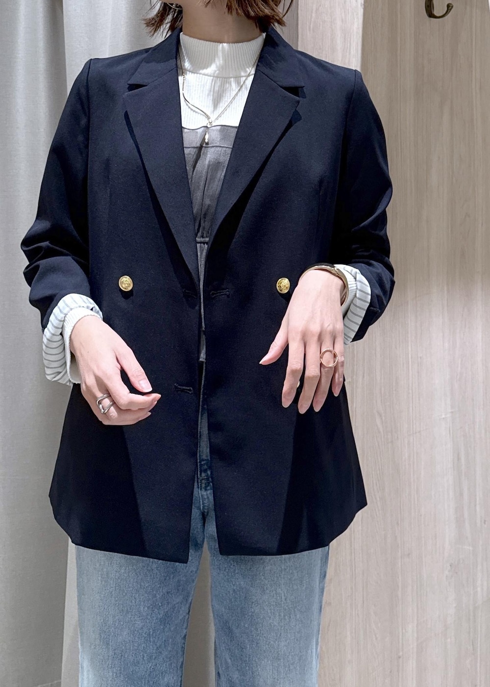 ホワイト系のニット/セーター、ブルー系のテーラードジャケット、ブルー系のデニムパンツを着用したレディースの冬コーディネートの10枚目の写真