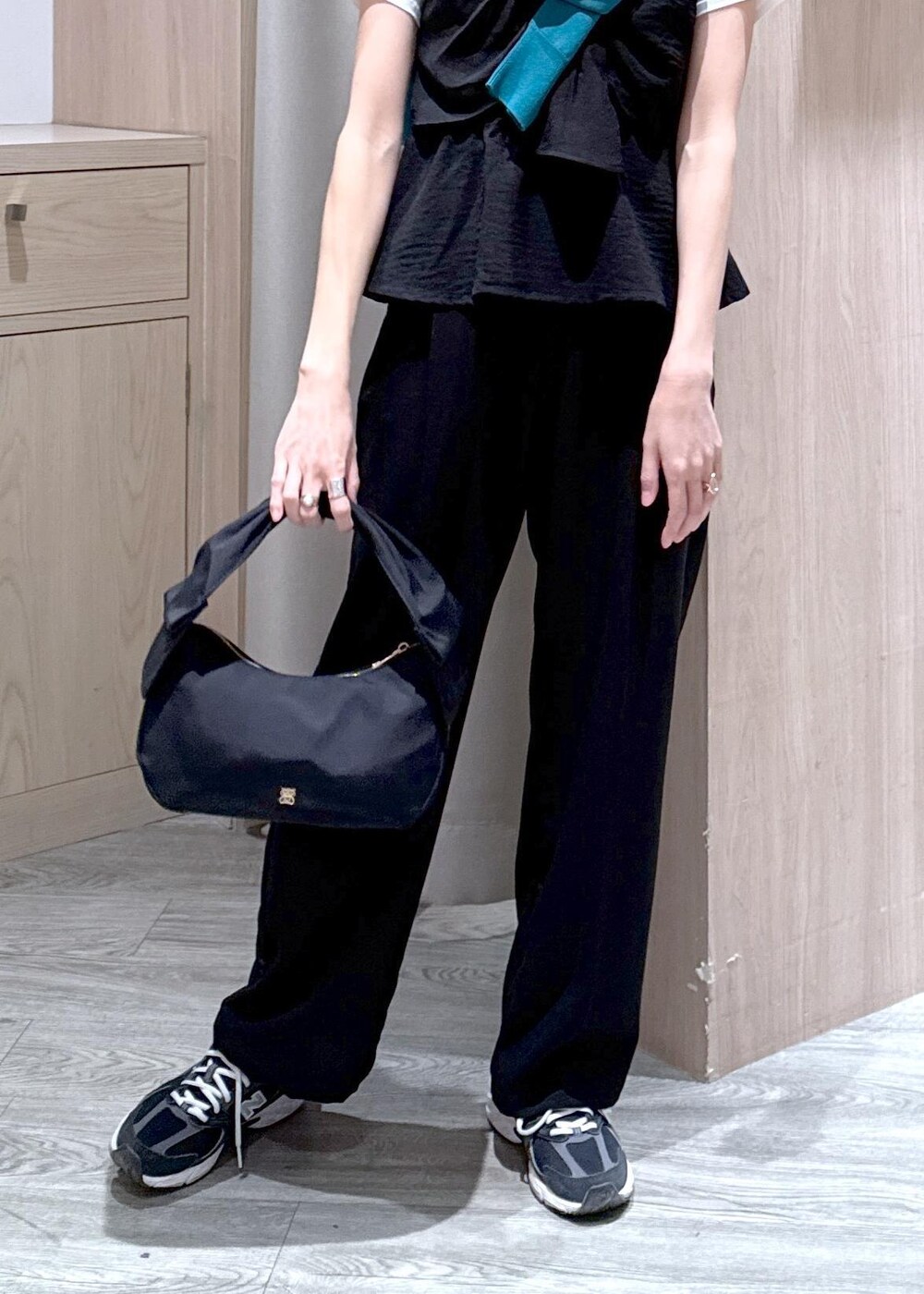 ブルー系のカーディガン/ボレロ、ブラック系のTシャツ/カットソー、ブラック系のスラックスを着用したレディースの春コーディネートの5枚目の写真