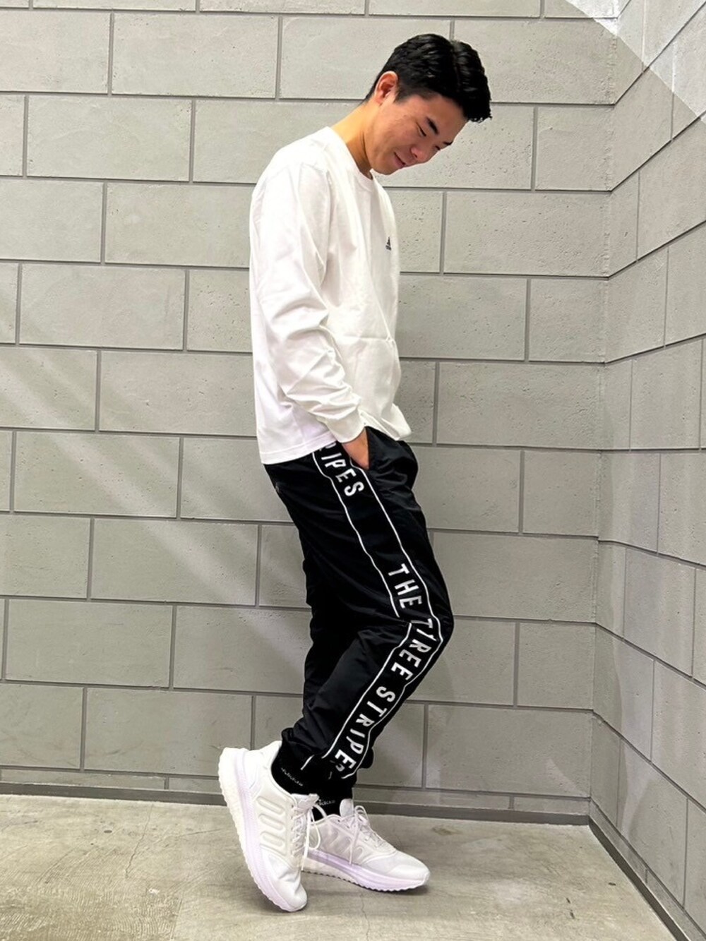 ホワイト系のTシャツ/カットソー、ブラック系のその他パンツ、ホワイト系のシューズを着用したメンズの秋コーディネートの2枚目の写真