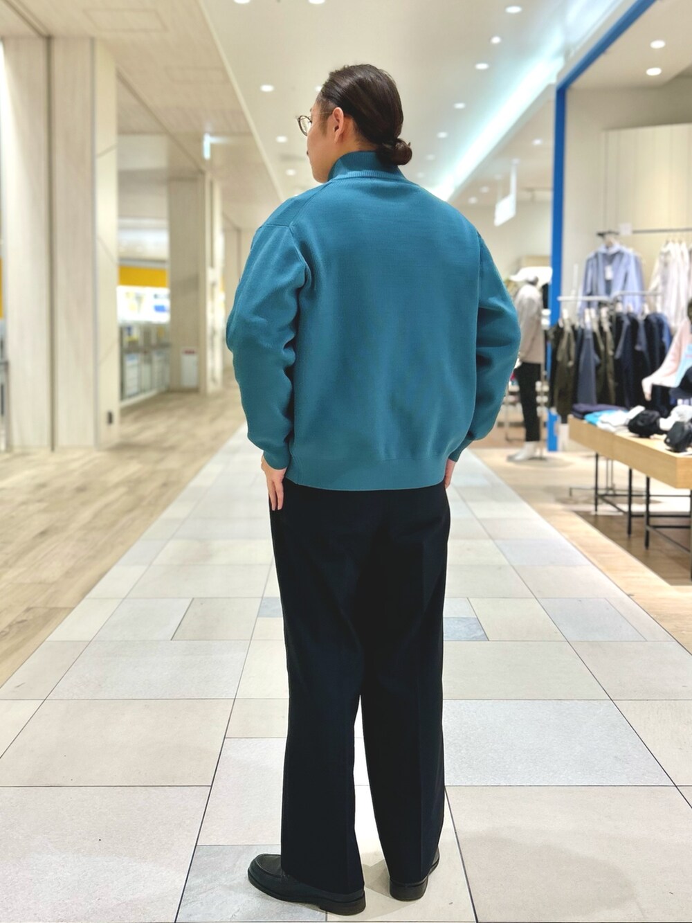 ブルー系のニット/セーターを着用したメンズの冬コーディネートの4枚目の写真