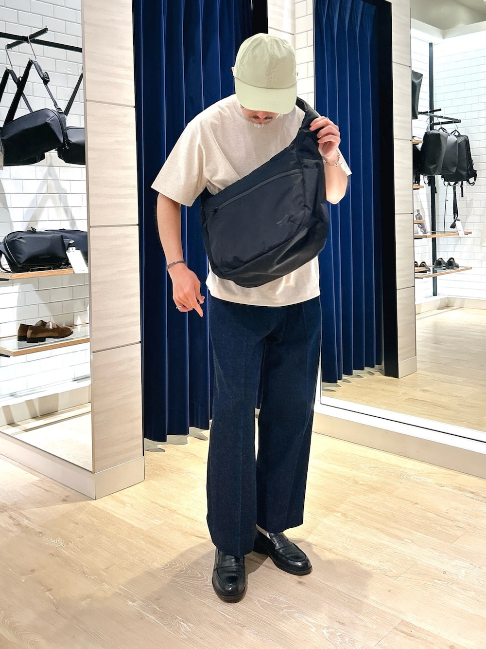「ショルダーバッグ、夏コーデ、夏、夏だ！Tシャツ着よう！、カジュアル、カジュアルコーデ、オトナカジュアル、休日スタイル、お出かけコーデ、ローファー、キャップ、春夏コーデ、Danton、半袖シャツ、Tシャツ」｜「YAKPAKの【YAK PAK/ヤックパック】SHOULDER BAG M 25SS（ショルダーバッグ、ブラック系）」を使った、MIZUTAさん（メンズ・174cm）の春コーディネートの2枚目の写真