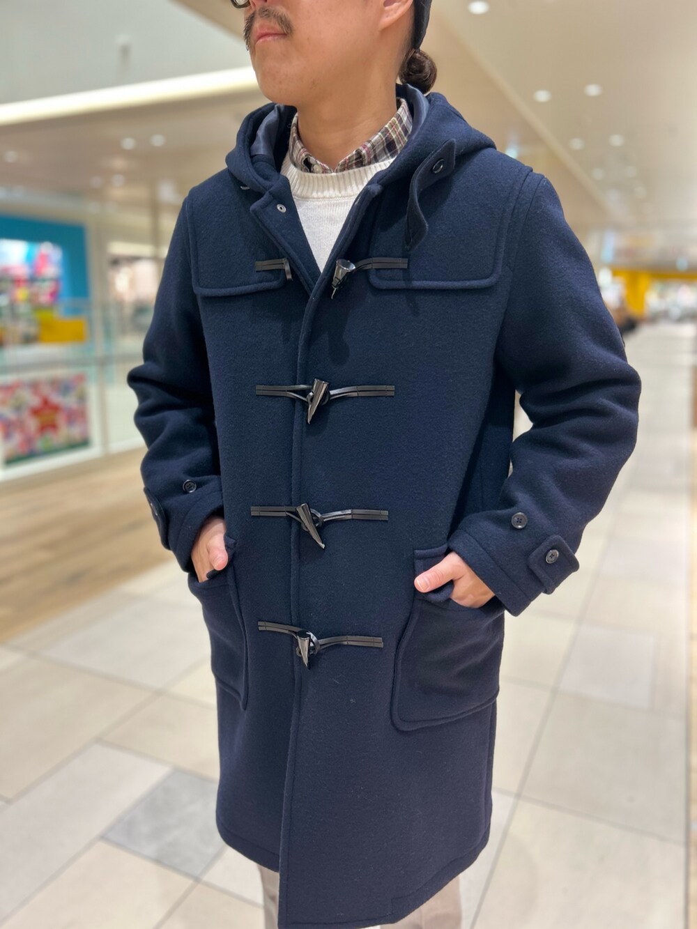 ブラック系のサンダル、グレー系のその他パンツ、グレー系のシャツ/ブラウスを着用したメンズの冬コーディネートの4枚目の写真