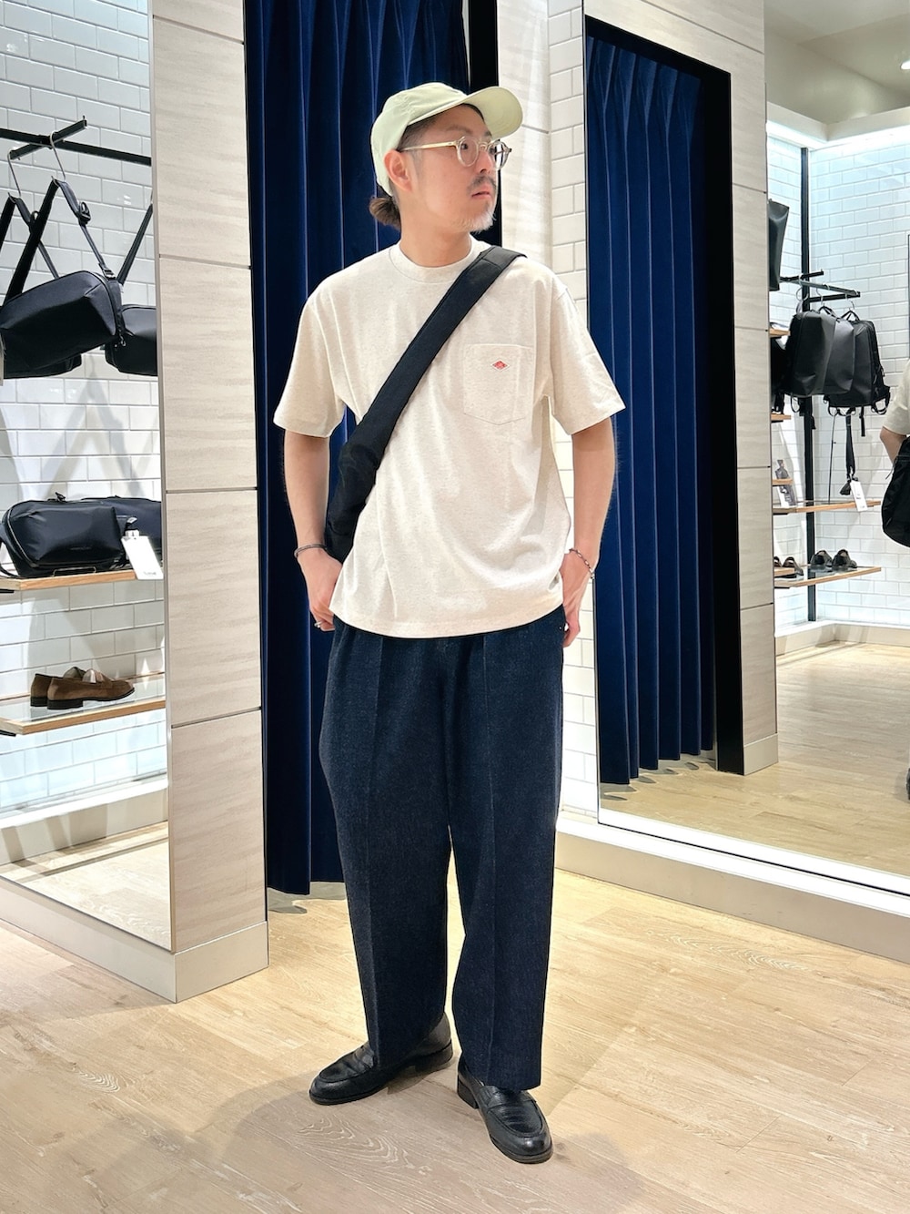 「ショルダーバッグ、夏コーデ、夏、夏だ！Tシャツ着よう！、カジュアル、カジュアルコーデ、オトナカジュアル、休日スタイル、お出かけコーデ、ローファー、キャップ、春夏コーデ、Danton、半袖シャツ、Tシャツ」｜「YAKPAKの【YAK PAK/ヤックパック】SHOULDER BAG M 25SS（ショルダーバッグ、ブラック系）」を使った、MIZUTAさん（メンズ・174cm）の春コーディネートの5枚目の写真