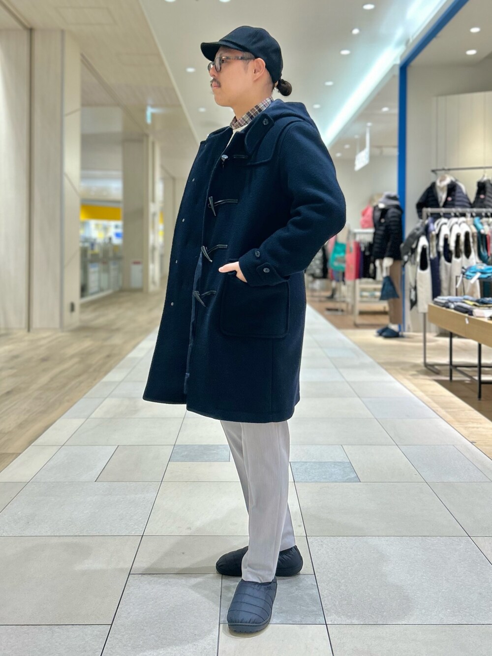 ブラック系のサンダル、グレー系のその他パンツ、グレー系のシャツ/ブラウスを着用したメンズの冬コーディネートの3枚目の写真
