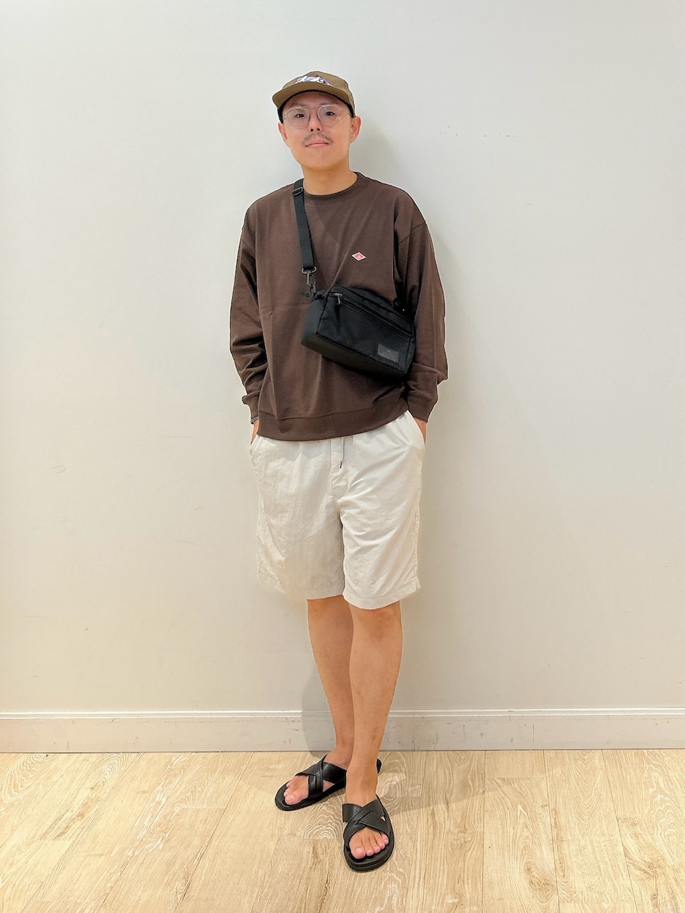 ブラック系のショルダーバッグ、ブラウン系のTシャツ/カットソー、グレー系のその他パンツを着用したメンズの夏コーディネートの2枚目の写真
