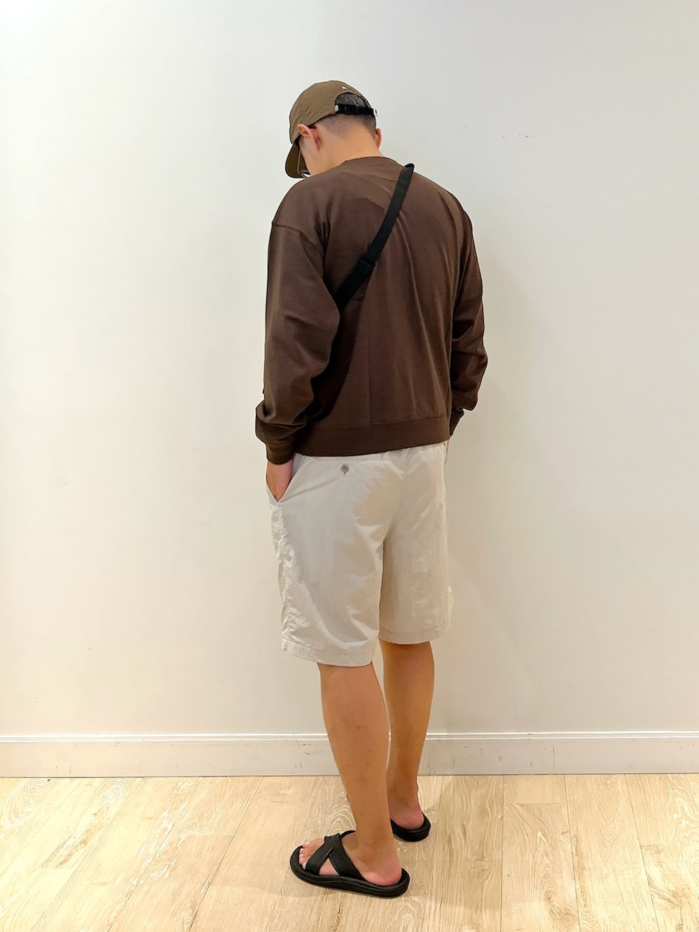 ブラック系のショルダーバッグ、ブラウン系のTシャツ/カットソー、グレー系のその他パンツを着用したメンズの夏コーディネートの4枚目の写真