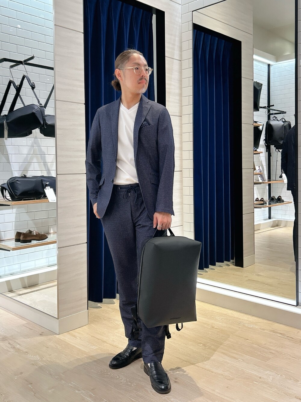 ブルー系のテーラードジャケット、ブルー系のその他パンツ、ホワイト系のTシャツ/カットソーを着用したメンズの春コーディネートの2枚目の写真