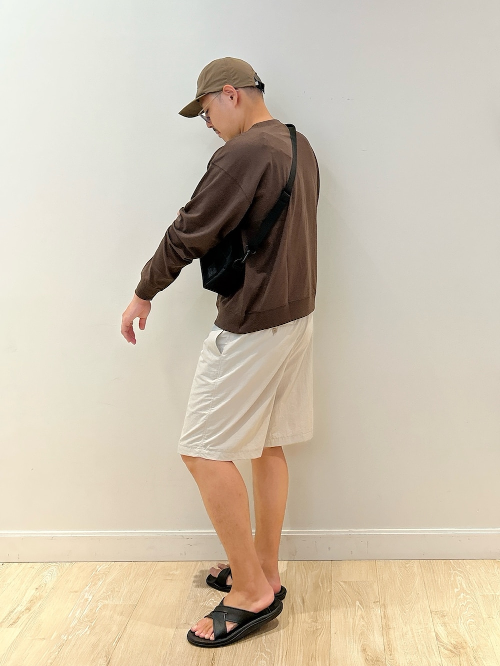 ブラック系のショルダーバッグ、ブラウン系のTシャツ/カットソー、グレー系のその他パンツを着用したメンズの夏コーディネートの3枚目の写真