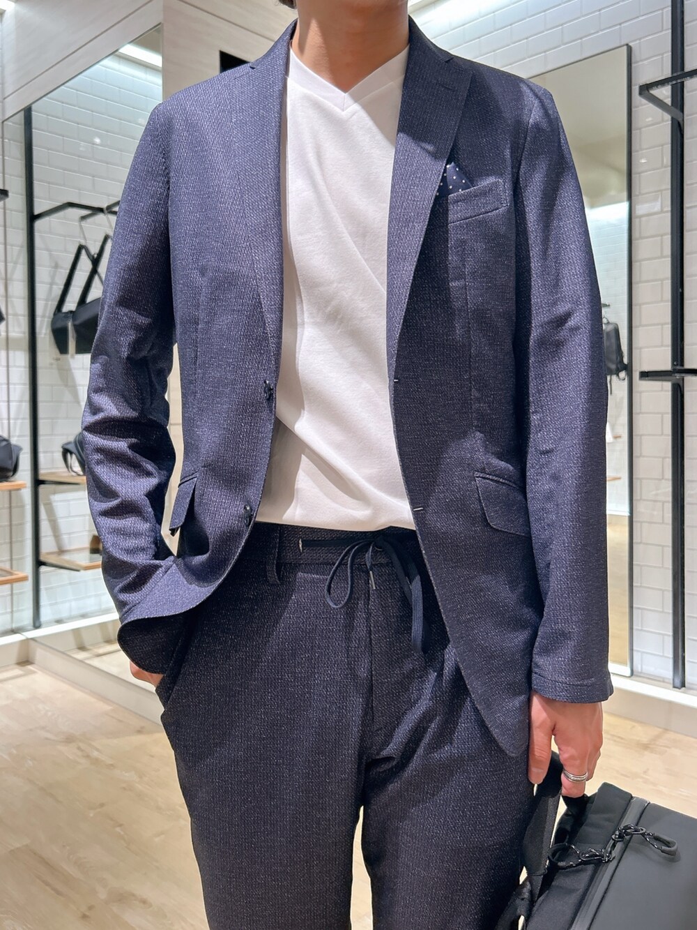 ブルー系のテーラードジャケット、ブルー系のその他パンツ、ホワイト系のTシャツ/カットソーを着用したメンズの春コーディネートの7枚目の写真