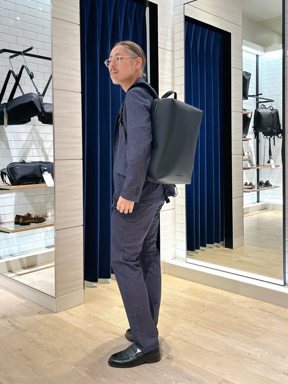 ブルー系のテーラードジャケット、ブルー系のその他パンツ、ホワイト系のTシャツ/カットソーを着用したメンズの春コーディネートの4枚目の写真