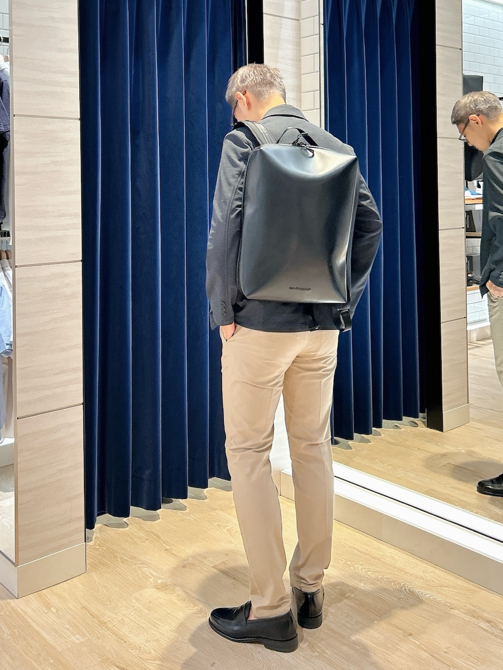 「ジャケットスタイル、ジャケット、オフィスカジュアル、オフィススタイル、オフィスコーデ、ビジネススタイル、ビジネスカジュアル、NOLLEY'S、大人コーデ、30代コーデ、beruf baggage、キレイめ、上品」｜「beruf baggageの【beruf baggage/ベルーフ バゲッジ】別注URBAN EXPLORER 16NLS（バックパック/リュック、ブラック系）」を使った、MIZUTAさん（メンズ・174cm）の夏コーディネートの3枚目の写真