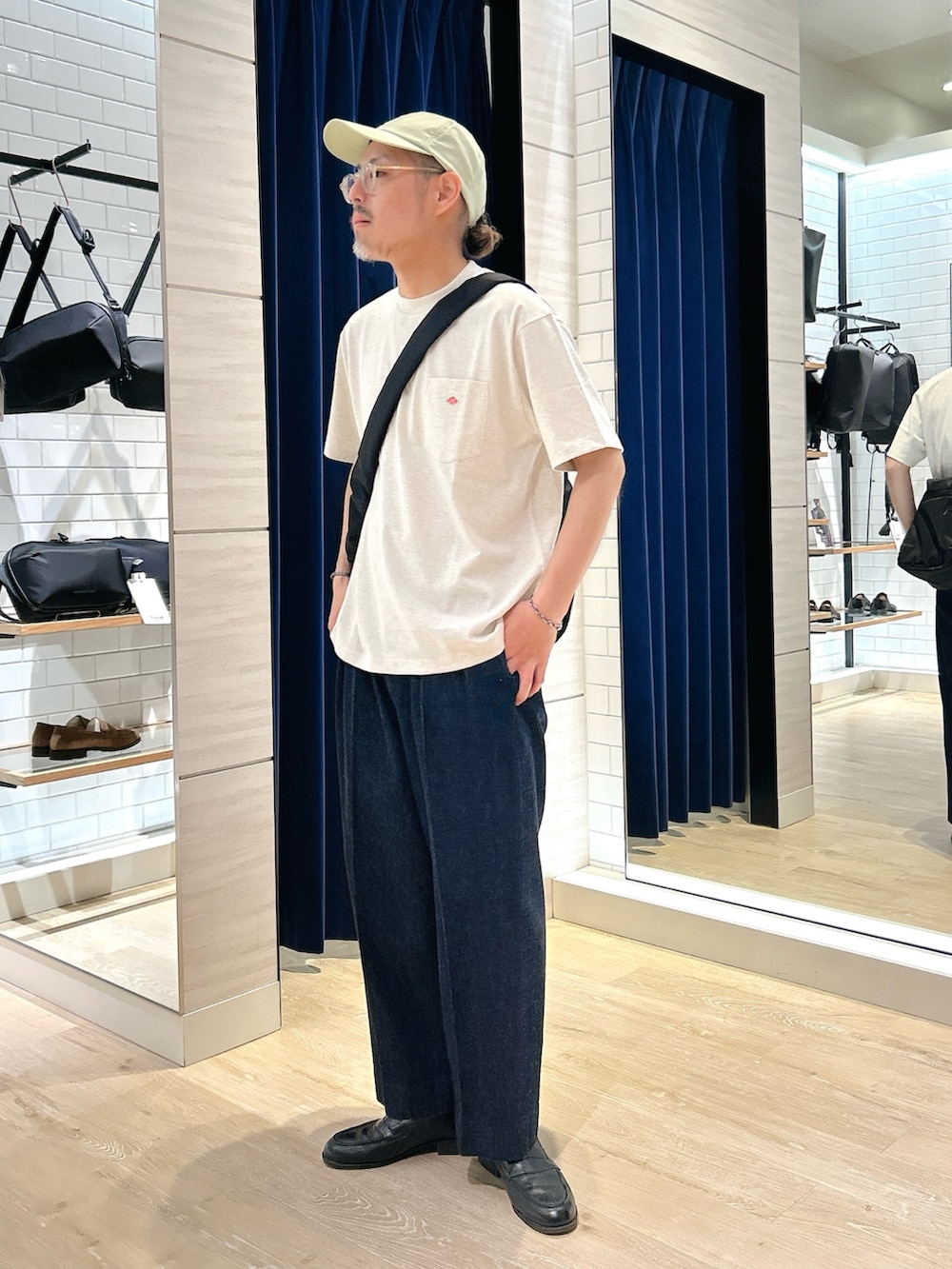 「ショルダーバッグ、夏コーデ、夏、夏だ！Tシャツ着よう！、カジュアル、カジュアルコーデ、オトナカジュアル、休日スタイル、お出かけコーデ、ローファー、キャップ、春夏コーデ、Danton、半袖シャツ、Tシャツ」｜「YAKPAKの【YAK PAK/ヤックパック】SHOULDER BAG M 25SS（ショルダーバッグ、ブラック系）」を使った、MIZUTAさん（メンズ・174cm）の春コーディネートの6枚目の写真