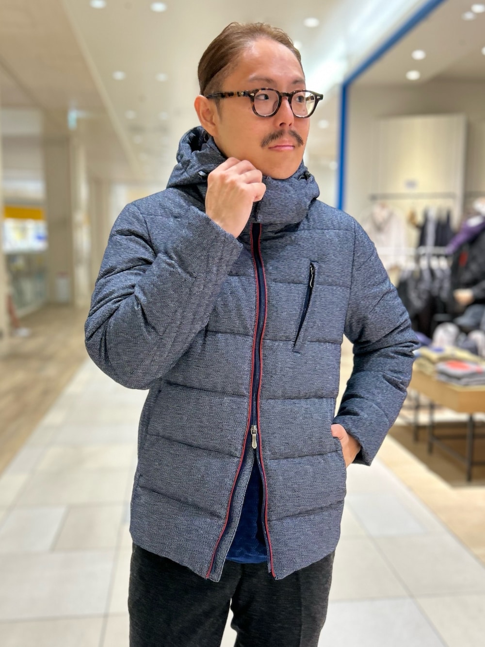 「ダウンジャケット、スタイリッシュ、冬コーデ、秋冬コーデ、NOLLEY'S、綺麗めコーデ、オトナカジュアル、30代コーデ」|「NOLLEY’Sのワンダーシェイプ 起毛イージーパンツ(その他パンツ、ブルー系)」を使った、MIZUTAさん(メンズ・174cm)の冬コーディネートの5枚目の写真